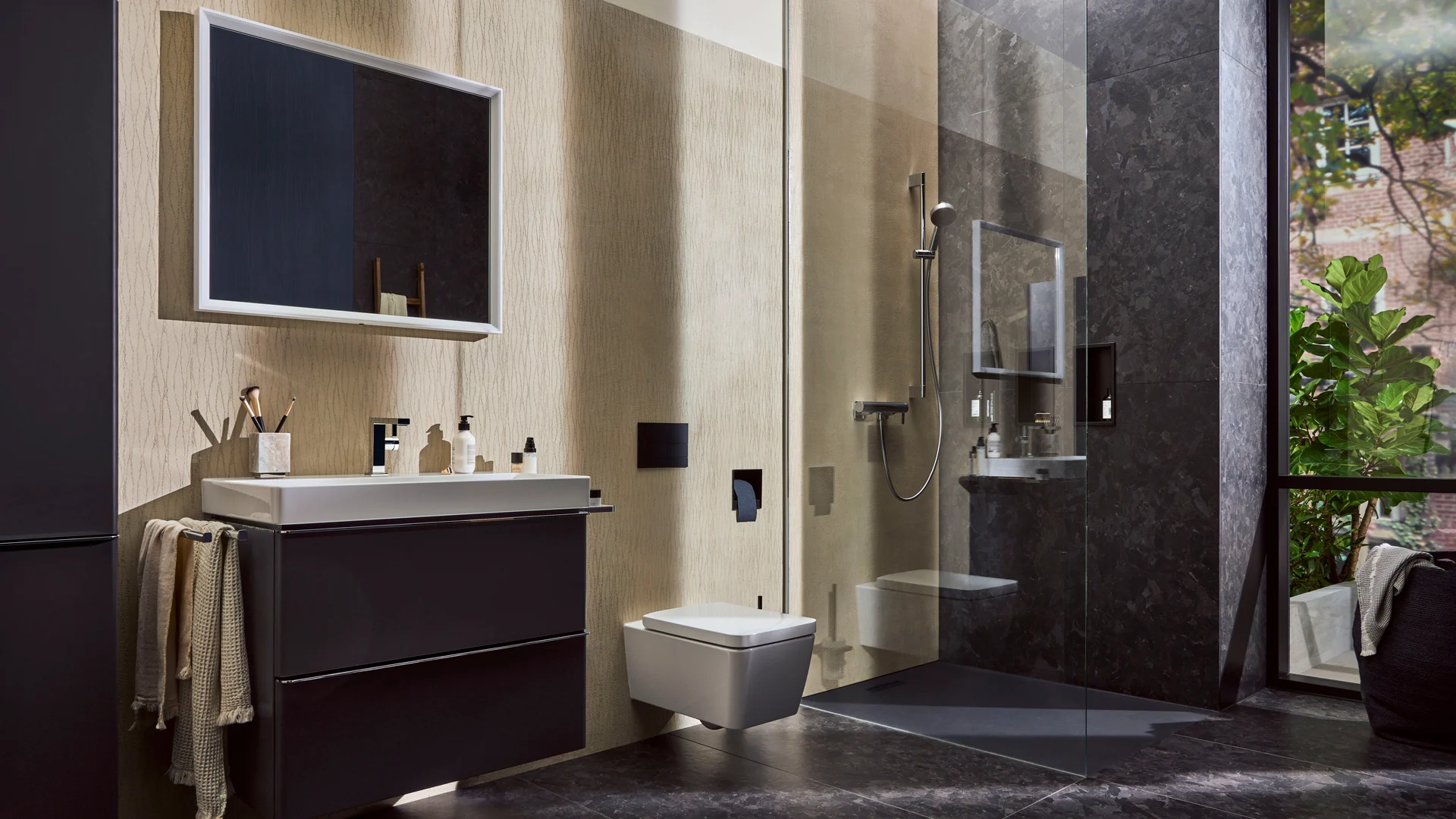 Bad in Anthrazit und Naturstein mit begehbarer Dusche