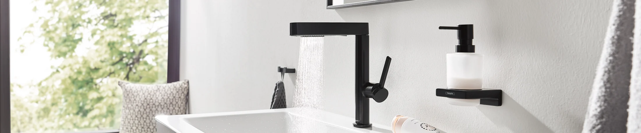 Mattschwarze Waschtischarmatur mit breitem Wasserstrahl
